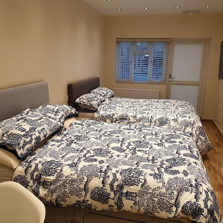 London Luxury Apartments 3 Bedroom Sleeps 8 With 3 Bathrooms 4 Mins Walk To Tube Free Parking Ilford Exterior foto