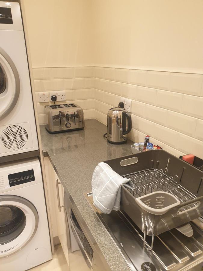 London Luxury Apartments 3 Bedroom Sleeps 8 With 3 Bathrooms 4 Mins Walk To Tube Free Parking Ilford Exterior foto