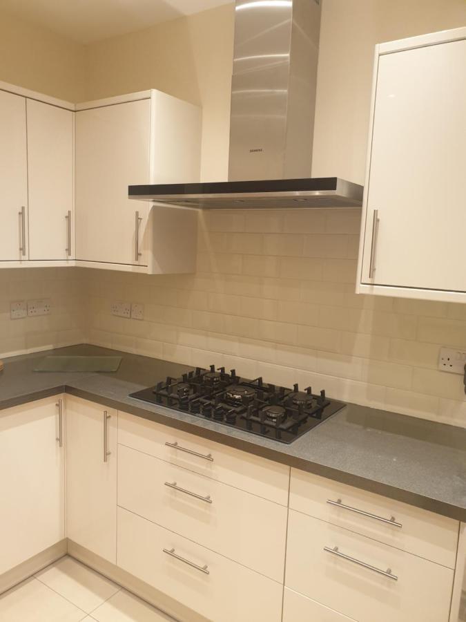 London Luxury Apartments 3 Bedroom Sleeps 8 With 3 Bathrooms 4 Mins Walk To Tube Free Parking Ilford Exterior foto